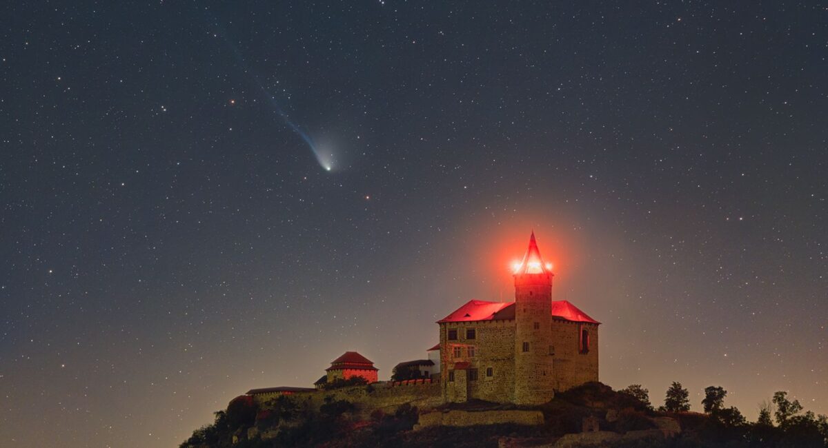 Astronomická fotka: Kometa na Zámkem Kunětická hora