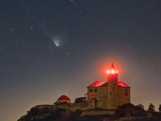 Astronomická fotka: Kometa na Zámkem Kunětická hora